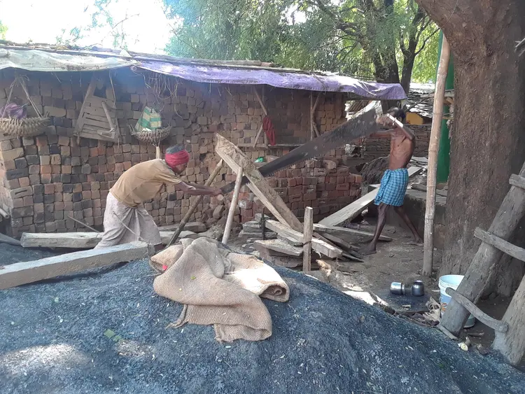 दारु के आरा संगे चीरातोर - Sawing the  wood