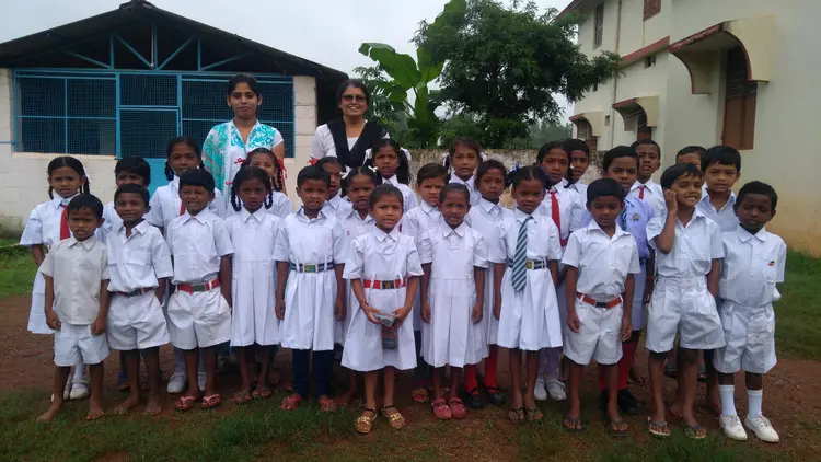 पिलामन सफेद यूनीफोरम ने - Children in white Uniform (ages 6-11)