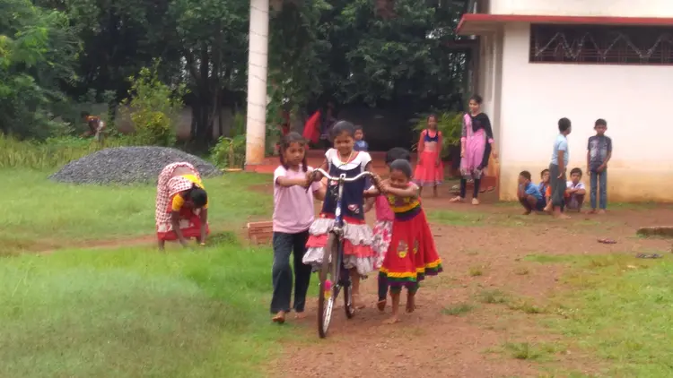  पिला सयकिल चलाउक सीखसे - Child learning to ride bicycle