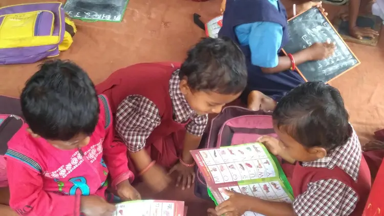 पिला पढ़ेसे - छhild studying